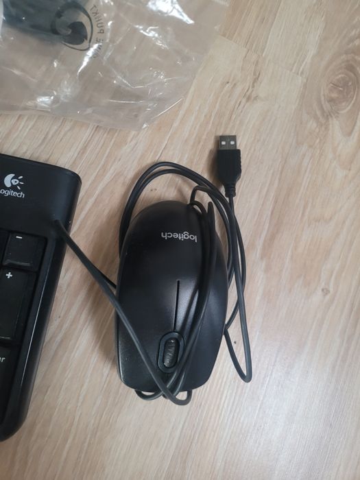 Komputer biurowy z monitorem