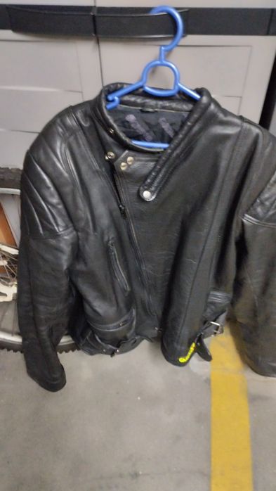 Casaco motoqueiro em couro como novo