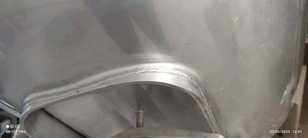 2 cubas em inox, 1000 litros e 250 litros.