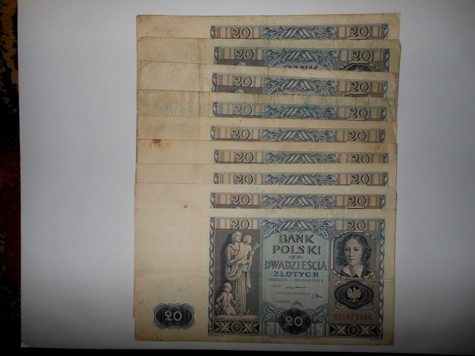 Osiemnaście starych polskich banknotów.