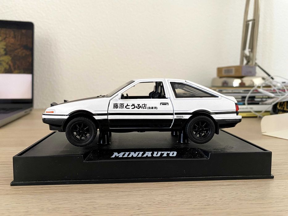 Initial D Toyota Corolla AE86 Trueno Miniatura