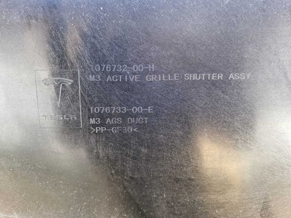 Tesla 3 wlot/kierownica powietrza 107673200h