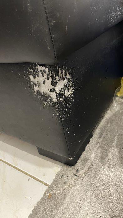 Sofá cama em couro muito confortável