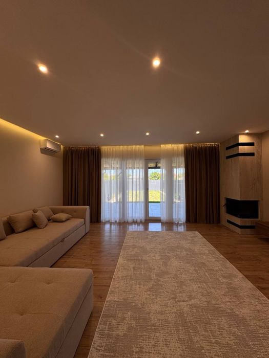 Оренда таунхаусу з своїм двором.