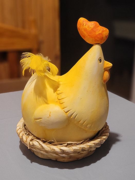 Kura ceramiczna na gnieździe