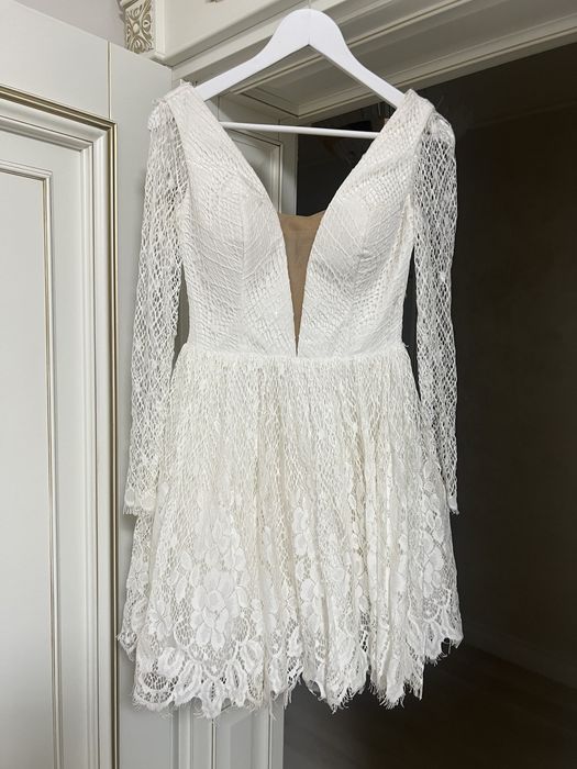 Коротка весільна сукня