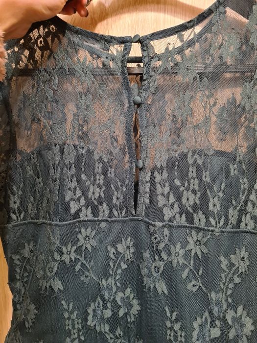 Rozkloszowana koronkowa sukienka