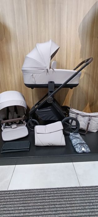 Venicci Claro Vanilla lekki i wygodny wózek wielofunkcyjny