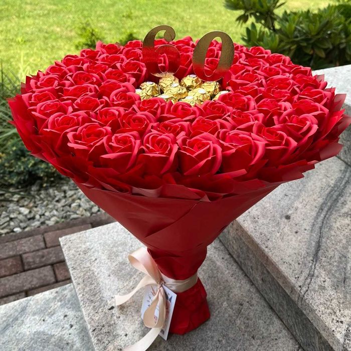 Bukiet Ferrero Rocher i róże. Prezent na 60 Urodziny, Ślub