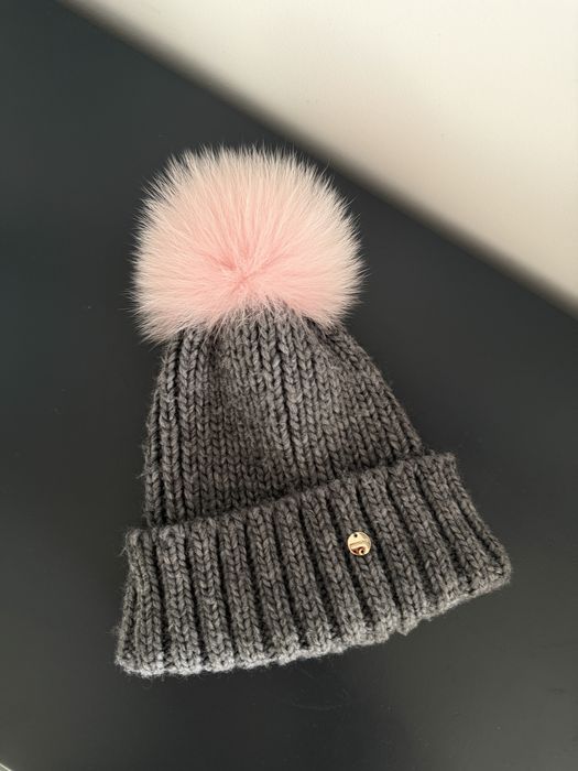 Шапка шерстяна Coccinelli, з хутряним бомбоном, в ідеалі