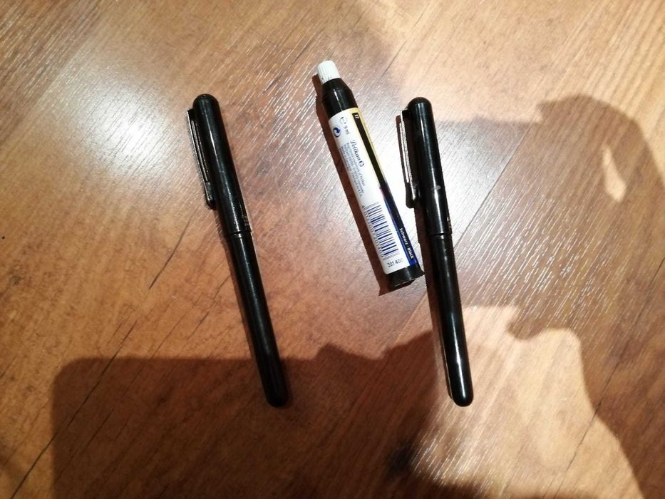 Vende se material escolar de artes