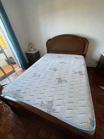 Cama de casal em madeira maciça com colchão
