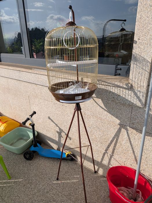 Gaiola de pássaros com suporte