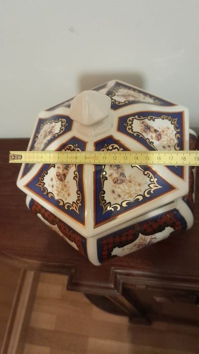 Taça com tampa em porcelana.