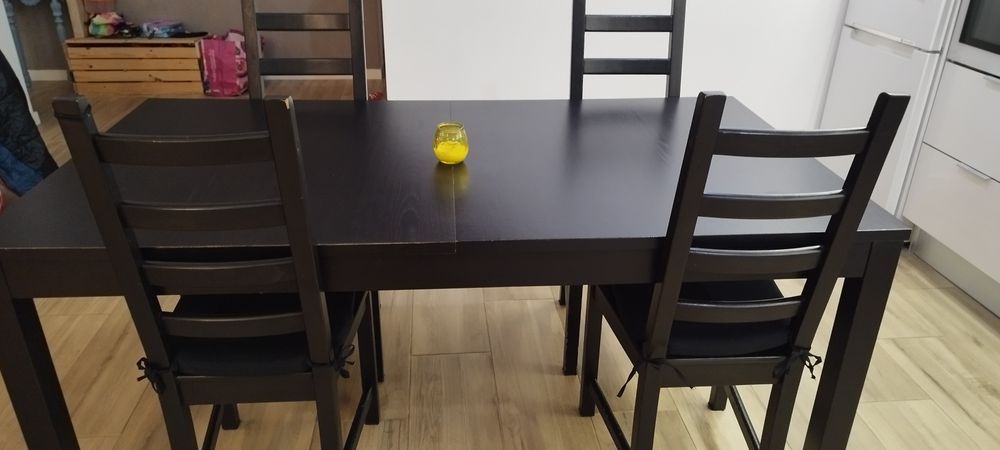 Mesa de jantar e cadeiras