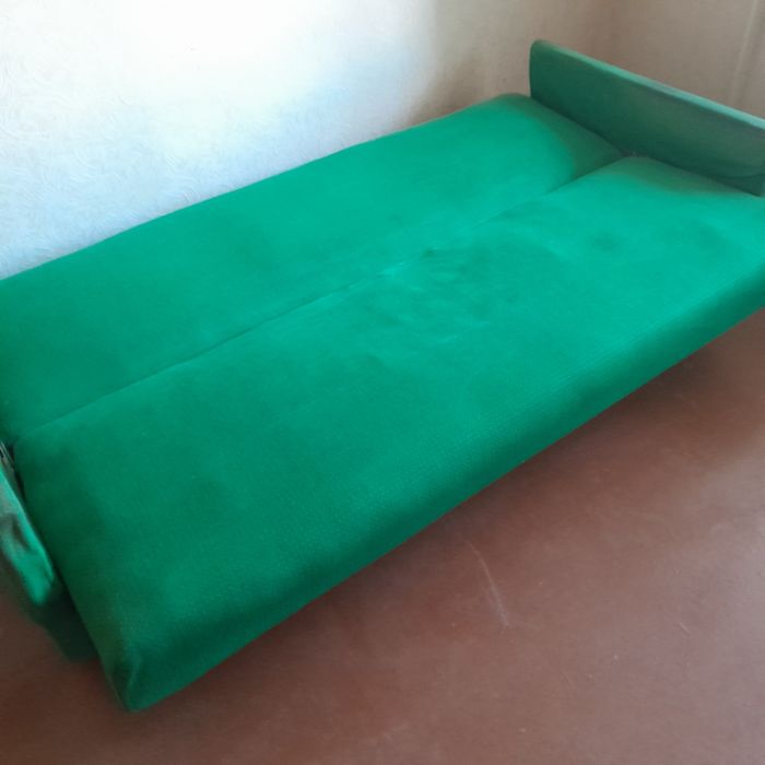 Диваны . Кресло . Б / У . Нужны будут мужские руки !