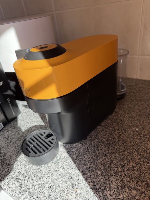 Máquina de Café Nespresso Vertuo Pop ENV90.Y Amarela