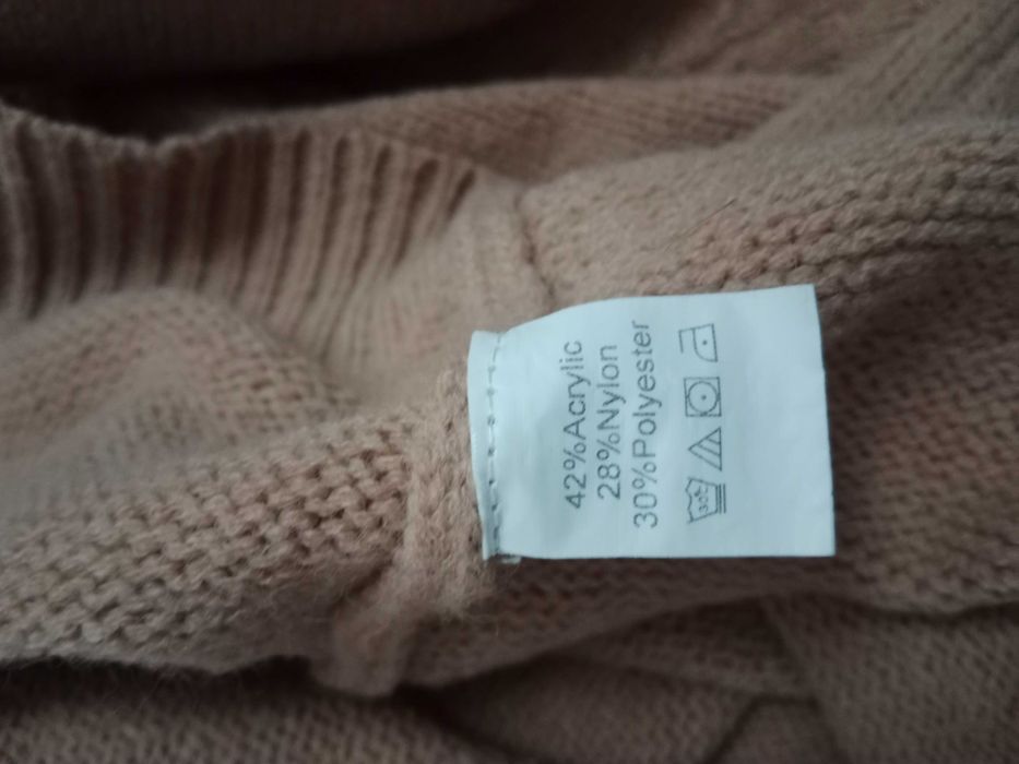 Sweterek beżowy z sercem