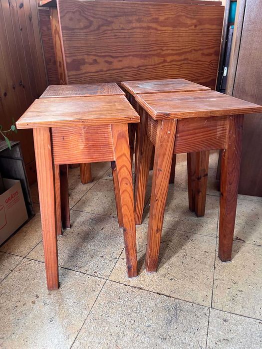 Mesa desdobrável com 4 bancos de madeira