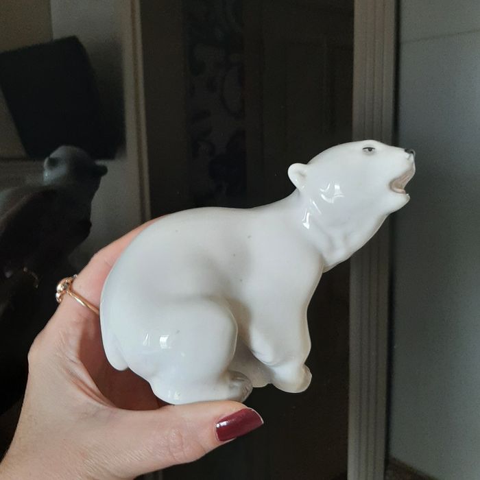 Фарфоровая статуэтка