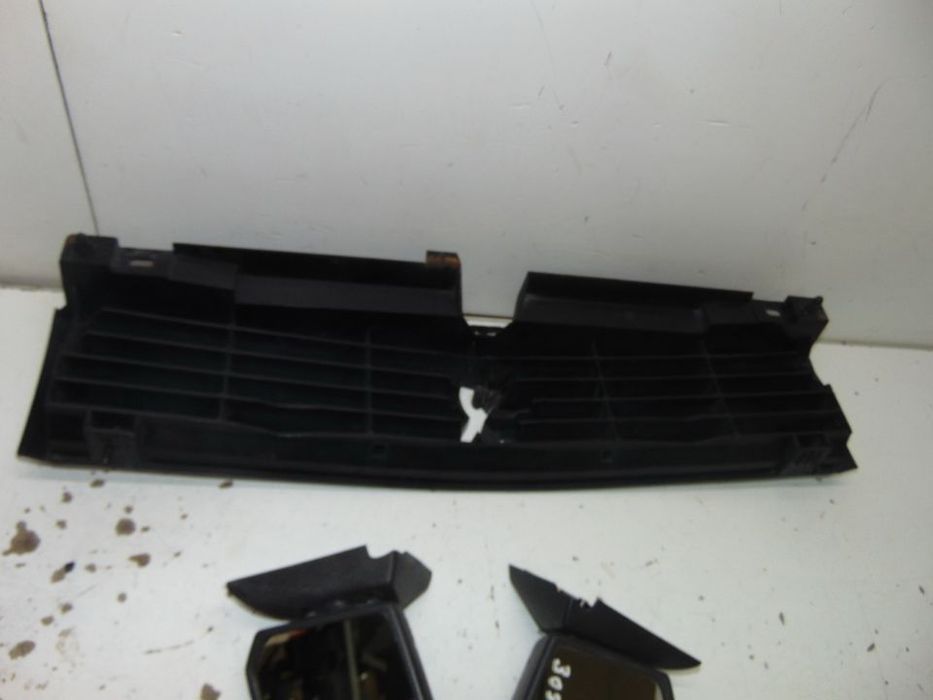 Peugeot 305 grelha central e espelhos