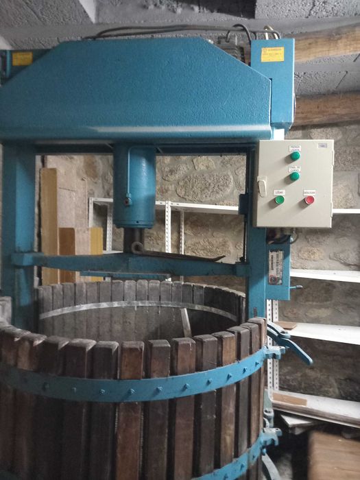 Prensa Hidráulica & Cubas em Inox de 250 e 1000 litros