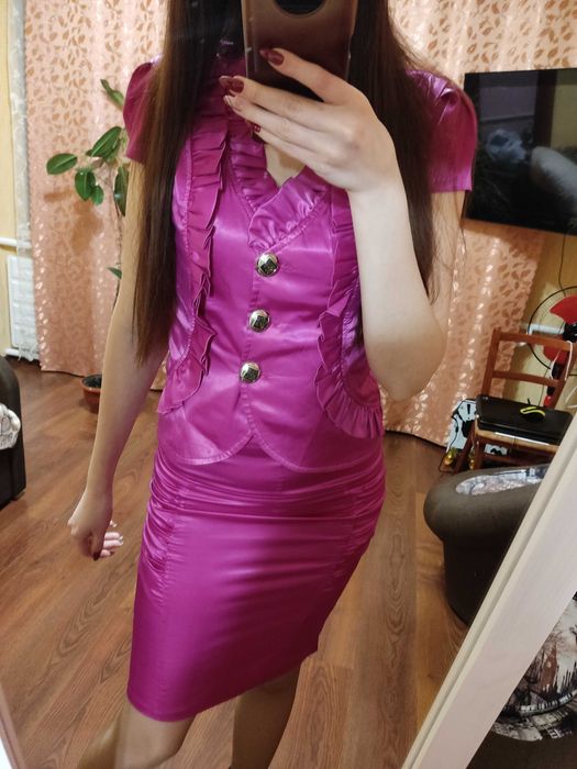 Летний костюм малинового цвета