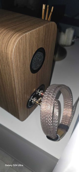 Vendo 	 Q Acoustics 5010 - Coluna Monitora Acabamento Carvalho
