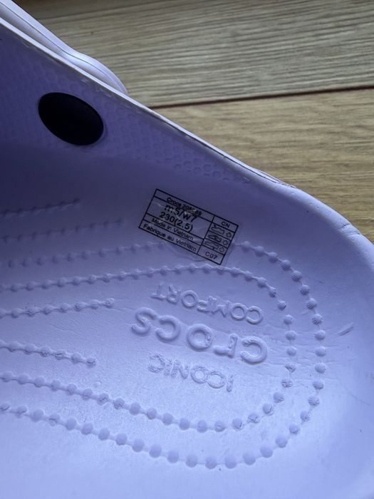 Fioletowe klapki crocs na lato 37-38