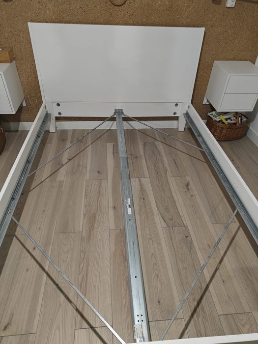 Łóżko że stelażem 140x200 białe ikea