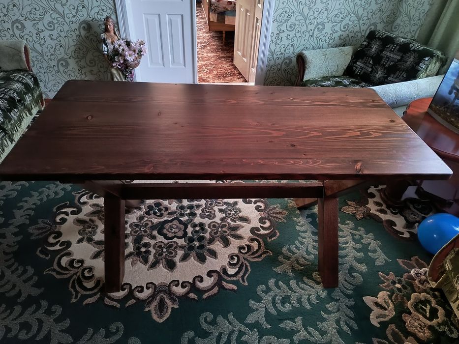 Стіл з масиву дерева