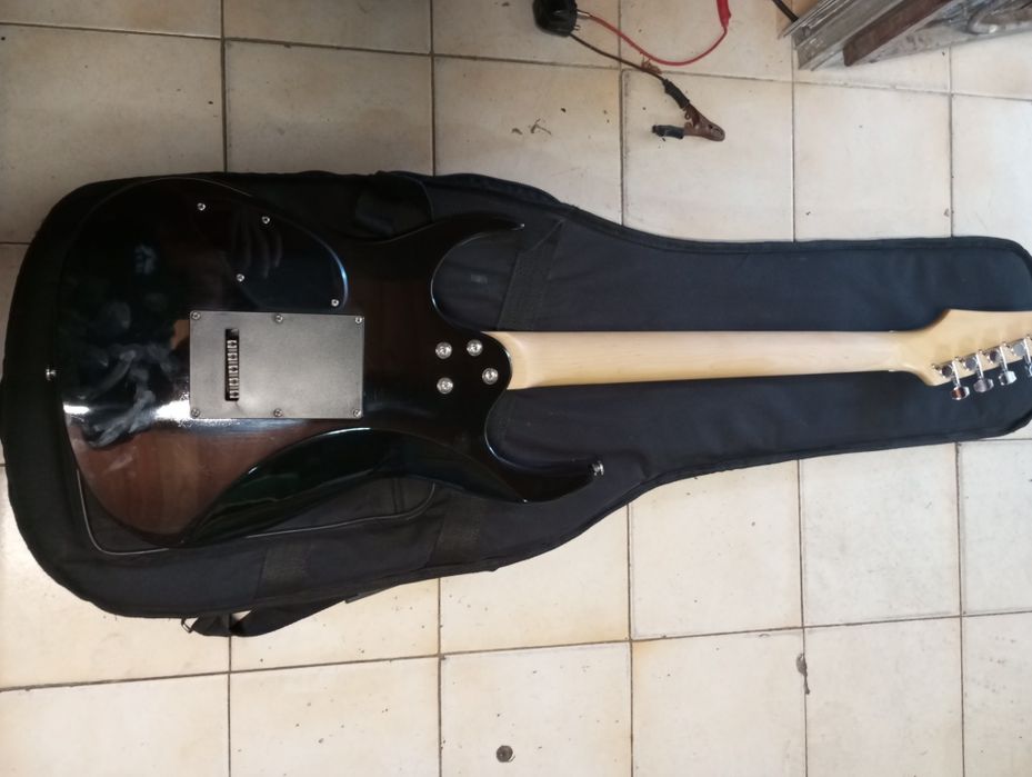 Guitarra elétrica com flyrose