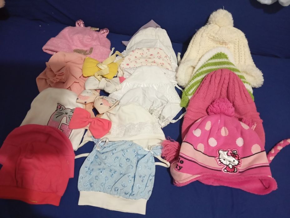 Шапочки на дівчинку