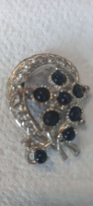 Piękna broszka z czarnymi oczkami PRL