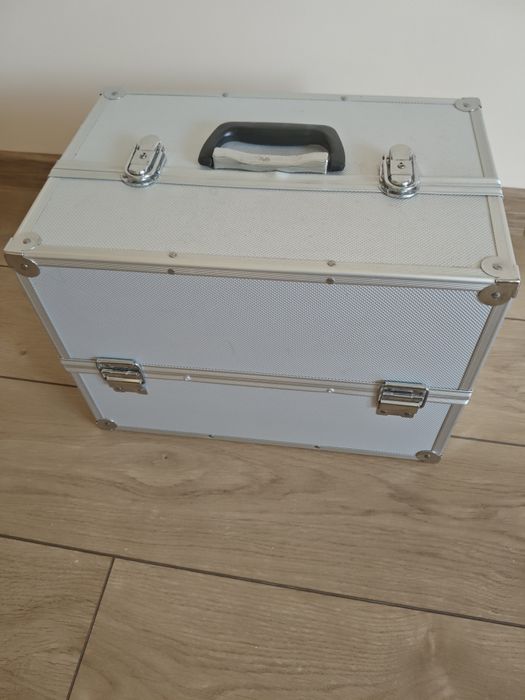 Kuferek kosmetyczny aluminiowy duży – srebrny, używany