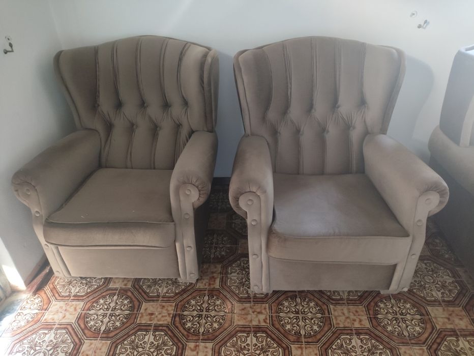 Conjunto de sofás clássico em bom estado. Venda em conjunto por 65€. Individual 20€ cada sofá pequeno e 40€ sofá grande (abre e faz de cama também).