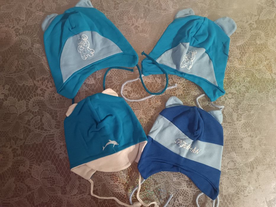 Шапочки на девочку и мальчика