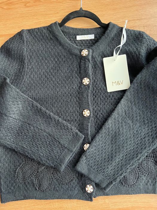 Cardigan preto com botões e bordado