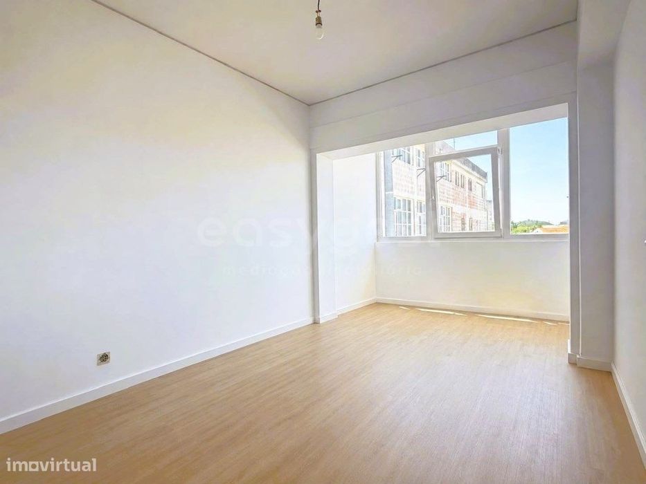 Apartamento T2 (T1+1) Totalmente Remodelado em Santana, Sesimbra