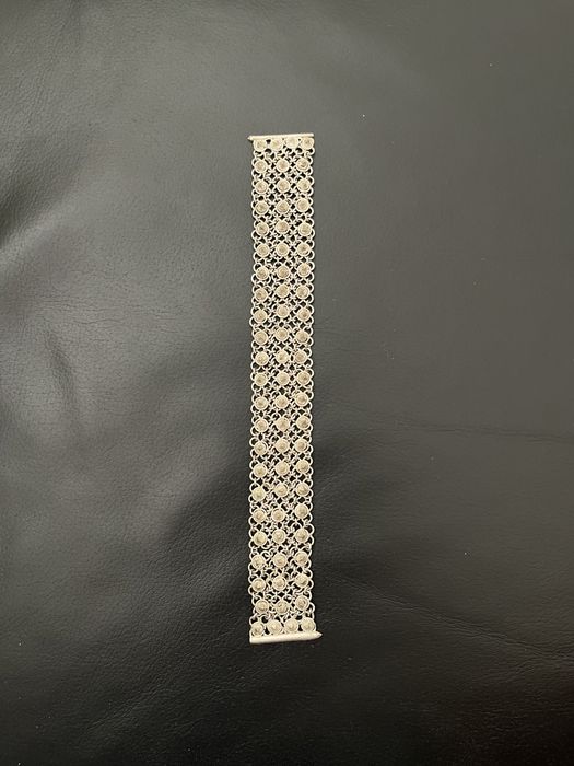 Prata maciça, bolsa e pulseira.