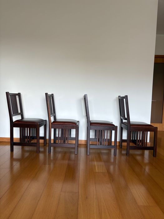 Cadeiras em Madeira Maciça Wengue natural e Pele Natural — Como Novas