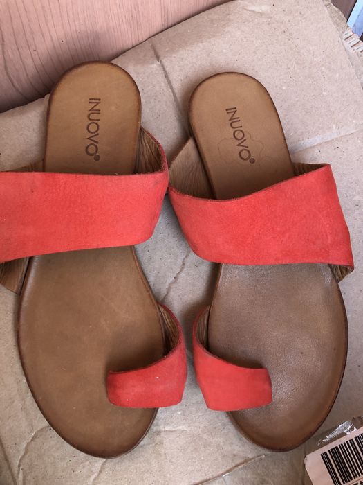 Гарні коралові шльпанці з натурального набука