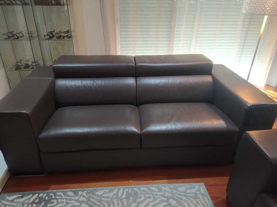 2  Sofás em pele genuína + mobília de sala