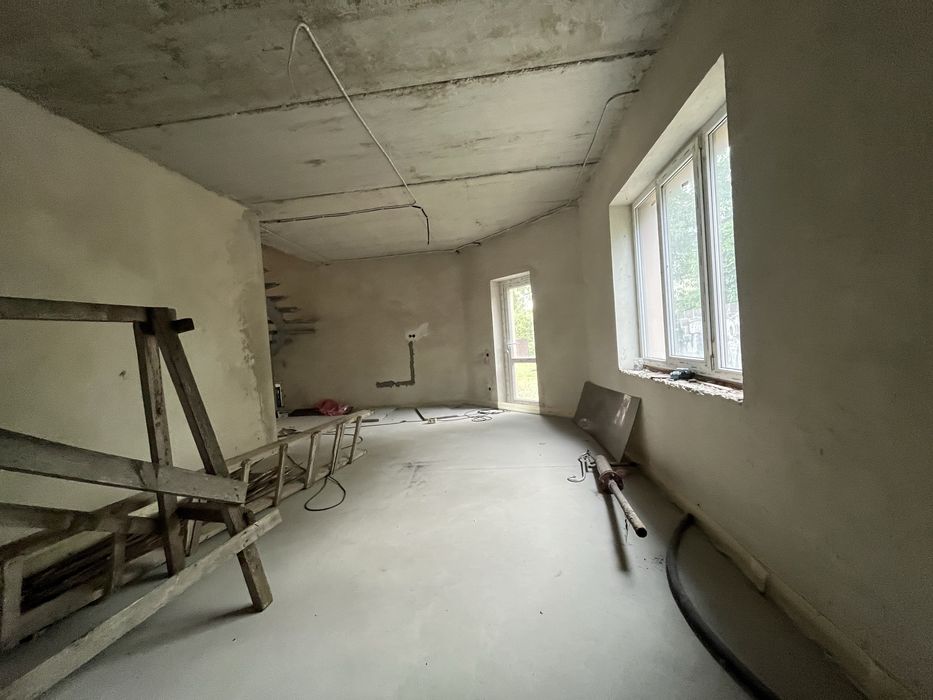 Сучасн.котеж закритою територ.в р-н нових котед. поруч центр.частини.