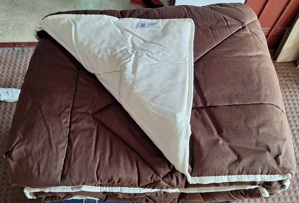 Edredão solteiro dupla face, castanho e creme