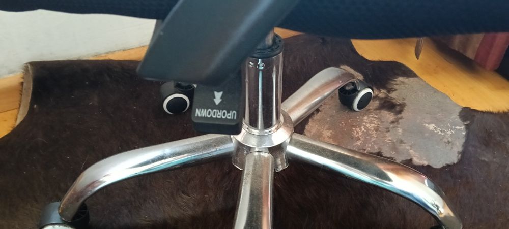 Vende-se Cadeira de Escritório Ergonómica - Base Cromada