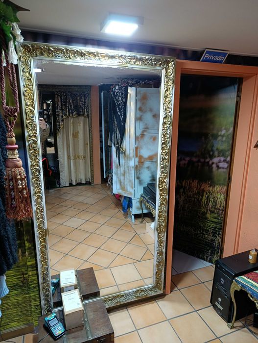 Espelho com motivos dourados