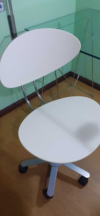 Mesa, cadeira de secretária, e estante.