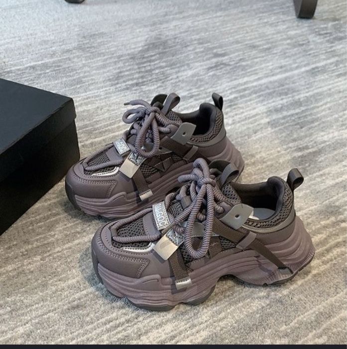 Трендові жіночі кросівки. Взуті 2-3 рази