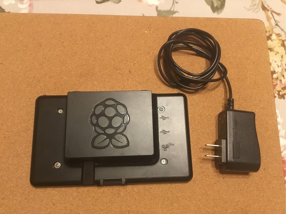 Одноплатный микрокомпьютер Raspberry Pi 3 Model B+в корпусе с сенсорным дисплеем